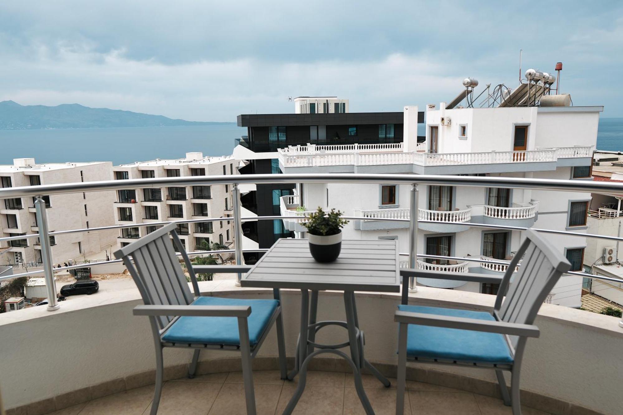 Hotel Blue Sky Sarandë エクステリア 写真