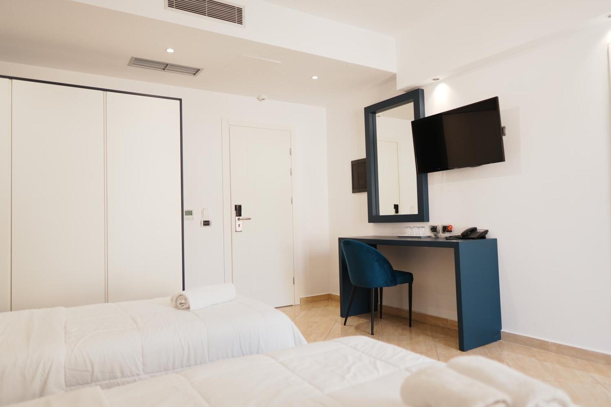 Hotel Blue Sky Sarandë エクステリア 写真